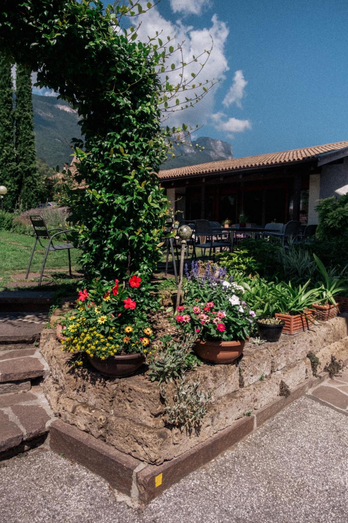 Angerburg Blumenhotel Appiano Sulla Strada Del Vino Esterno foto