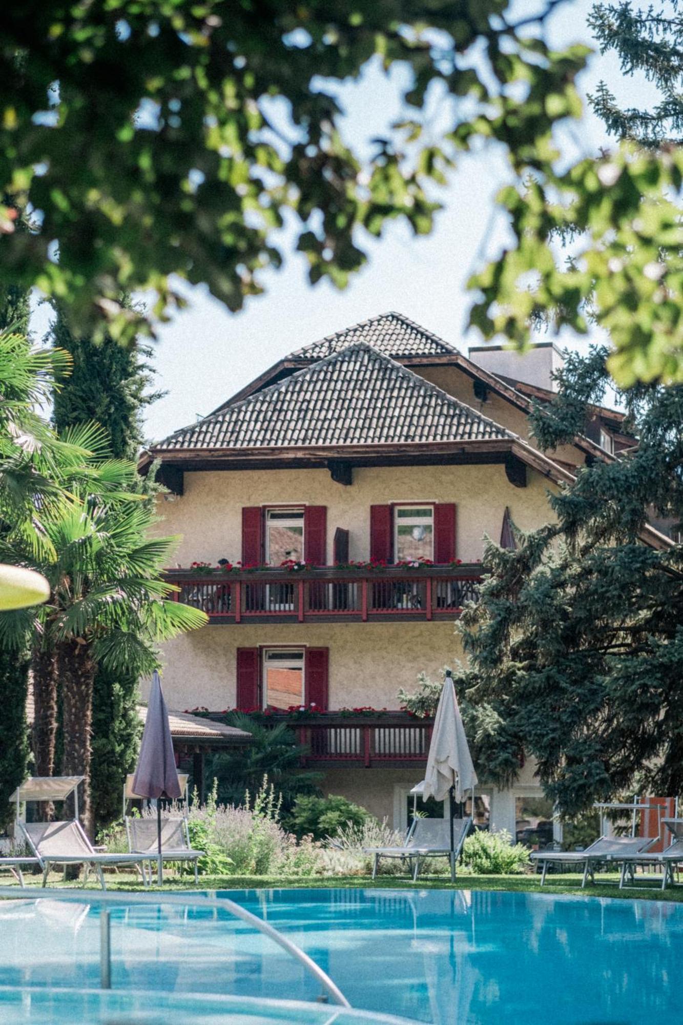 Angerburg Blumenhotel Appiano Sulla Strada Del Vino Esterno foto