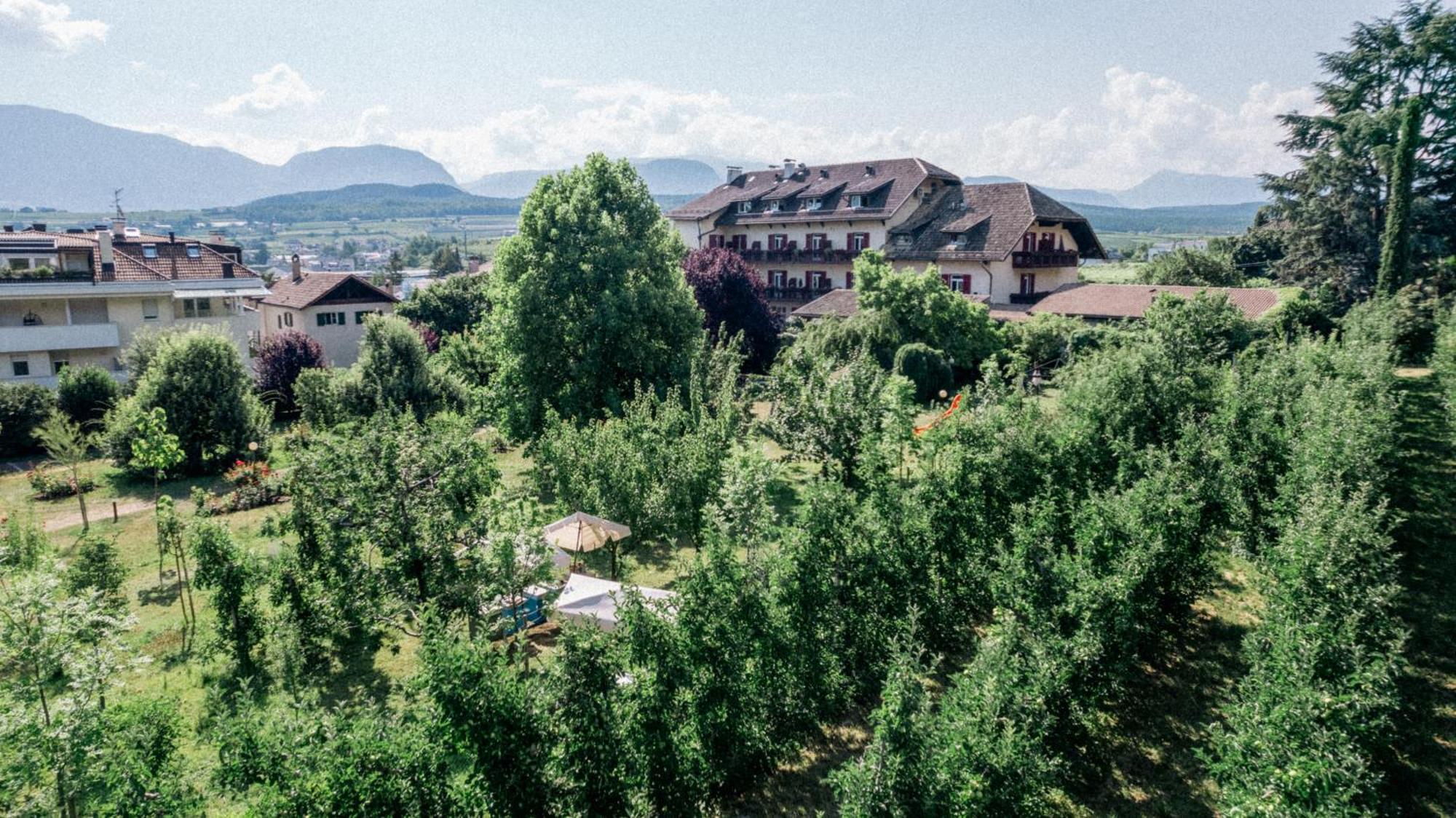 Angerburg Blumenhotel Appiano Sulla Strada Del Vino Esterno foto
