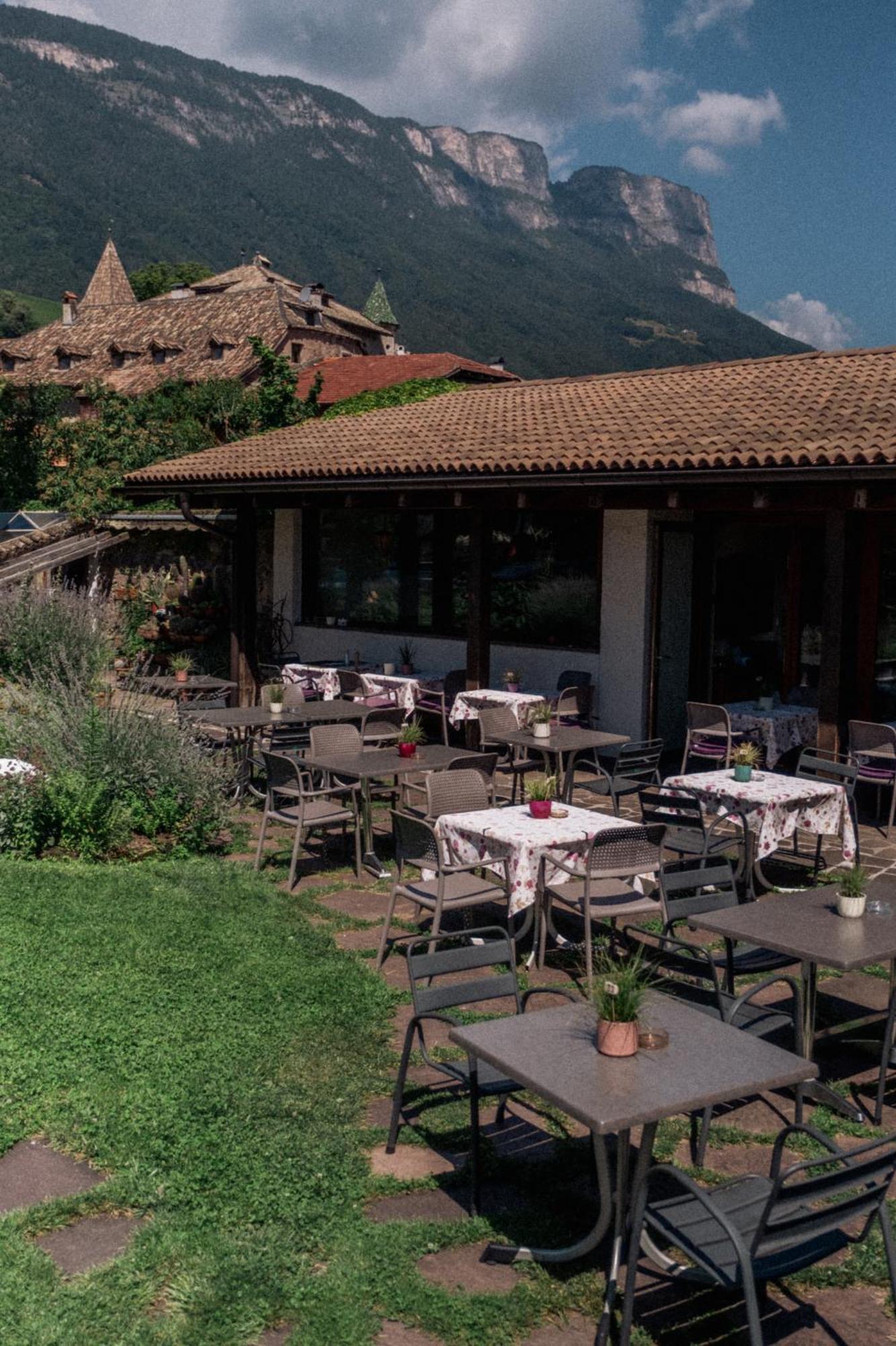 Angerburg Blumenhotel Appiano Sulla Strada Del Vino Esterno foto
