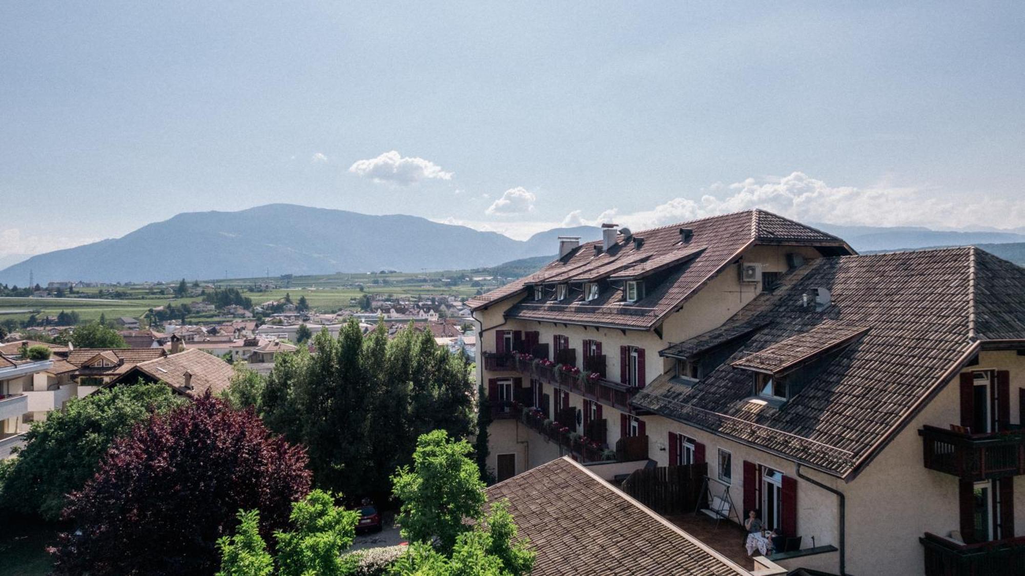 Angerburg Blumenhotel Appiano Sulla Strada Del Vino Esterno foto