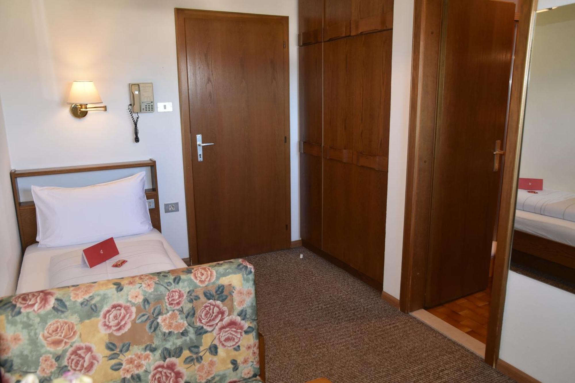 Angerburg Blumenhotel Appiano Sulla Strada Del Vino Esterno foto