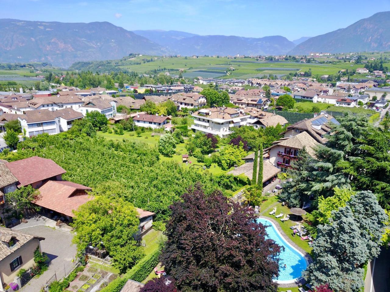Angerburg Blumenhotel Appiano Sulla Strada Del Vino Esterno foto