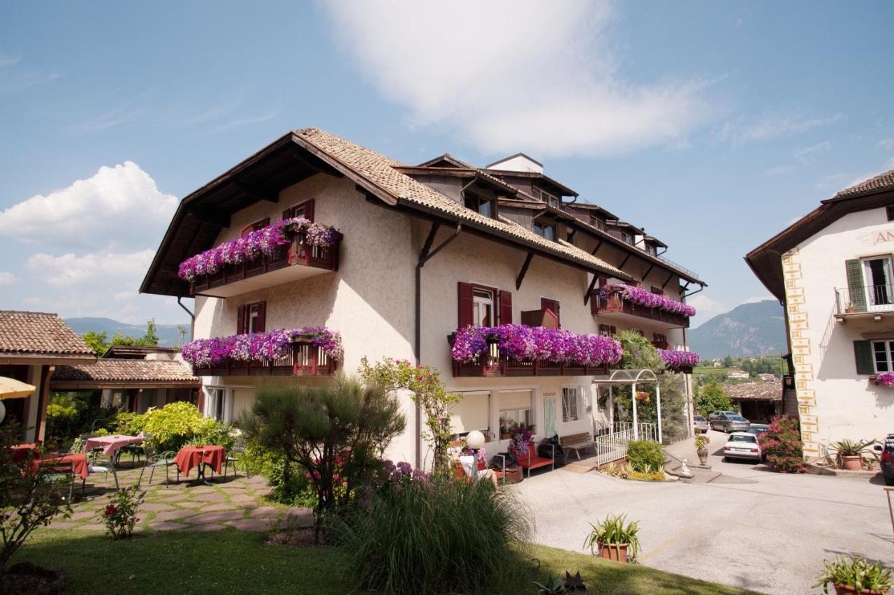 Angerburg Blumenhotel Appiano Sulla Strada Del Vino Esterno foto
